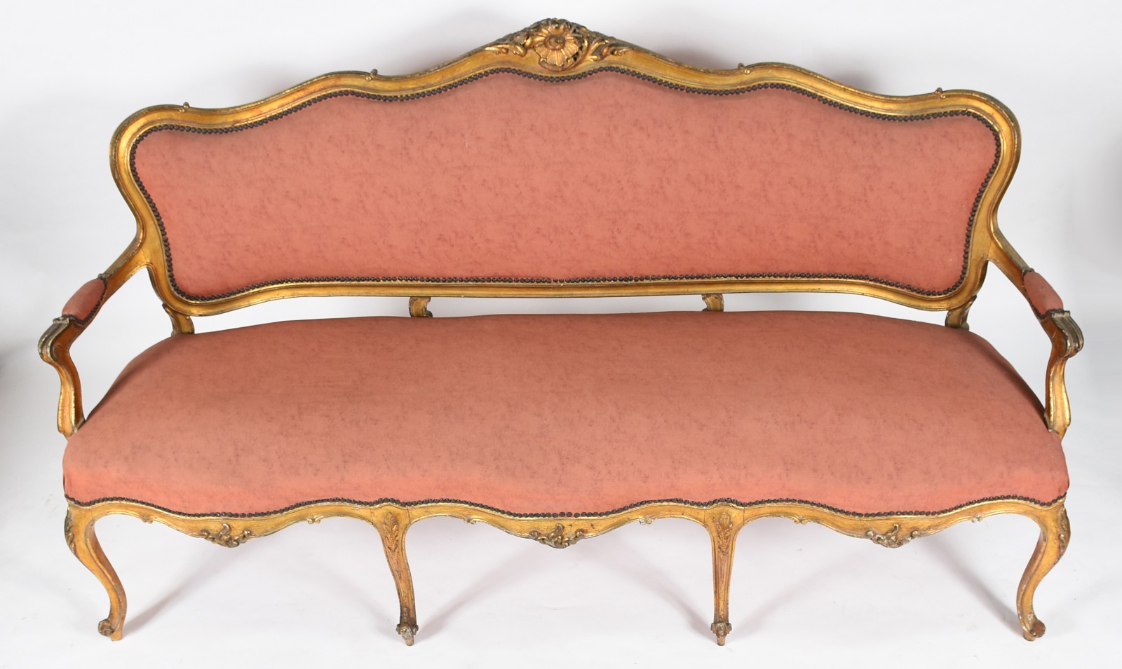 Conjunto de sofá e par de cadeiras de madeira dourada estilo Luis XV... - foto 3 de 6