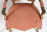 Conjunto de sofá e par de cadeiras de madeira d... - Conjunto de sofá e par de cadeiras de madeira dourada estilo Luis XV, estofamento forrado com tecido na cor salmon (tecido com desgates).