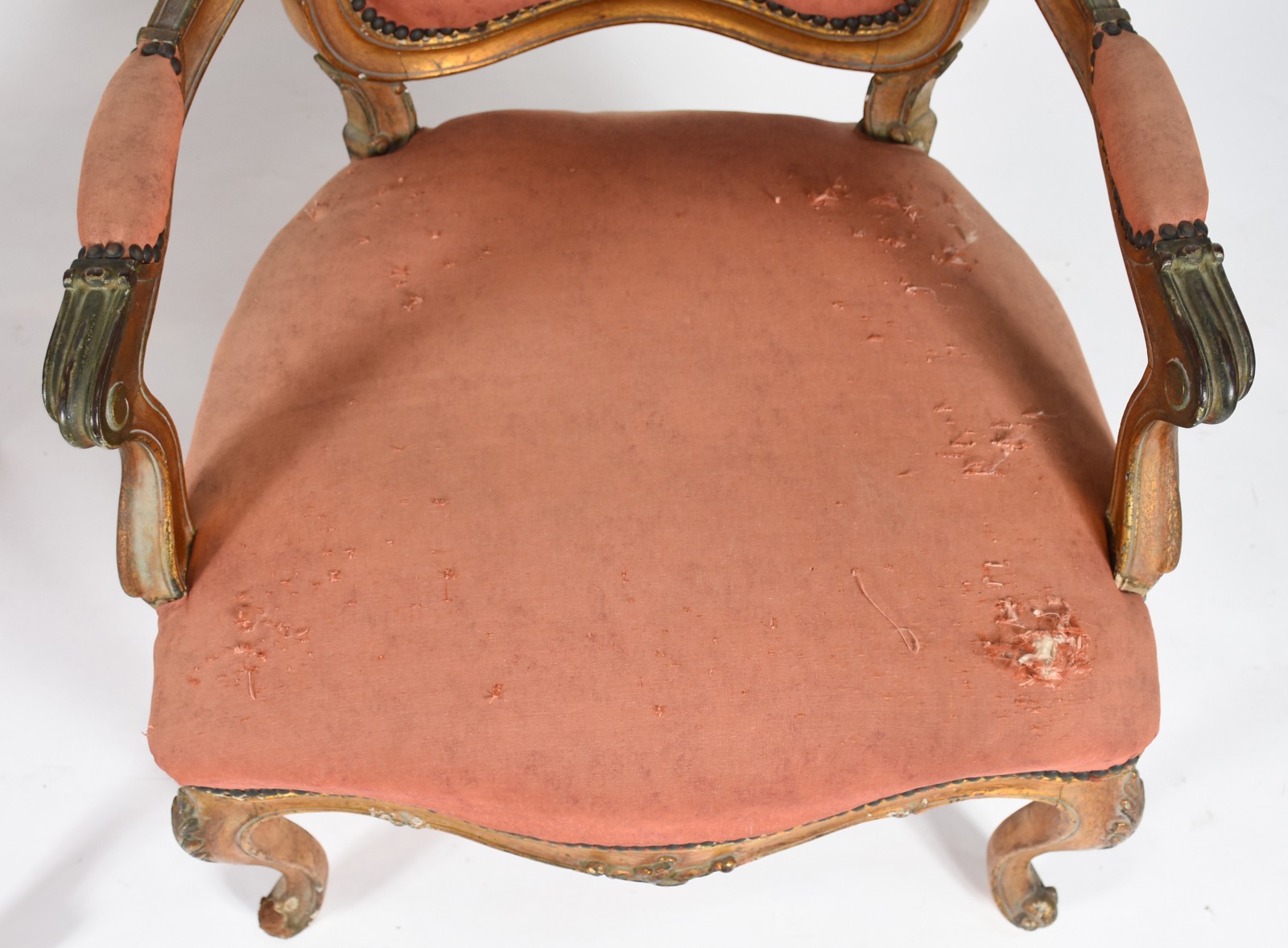 Conjunto de sofá e par de cadeiras de madeira dourada estilo Luis XV... - foto 4 de 6