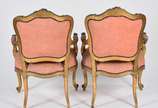 Conjunto de sofá e par de cadeiras de madeira d... - Conjunto de sofá e par de cadeiras de madeira dourada estilo Luis XV, estofamento forrado com tecido na cor salmon (tecido com desgates).