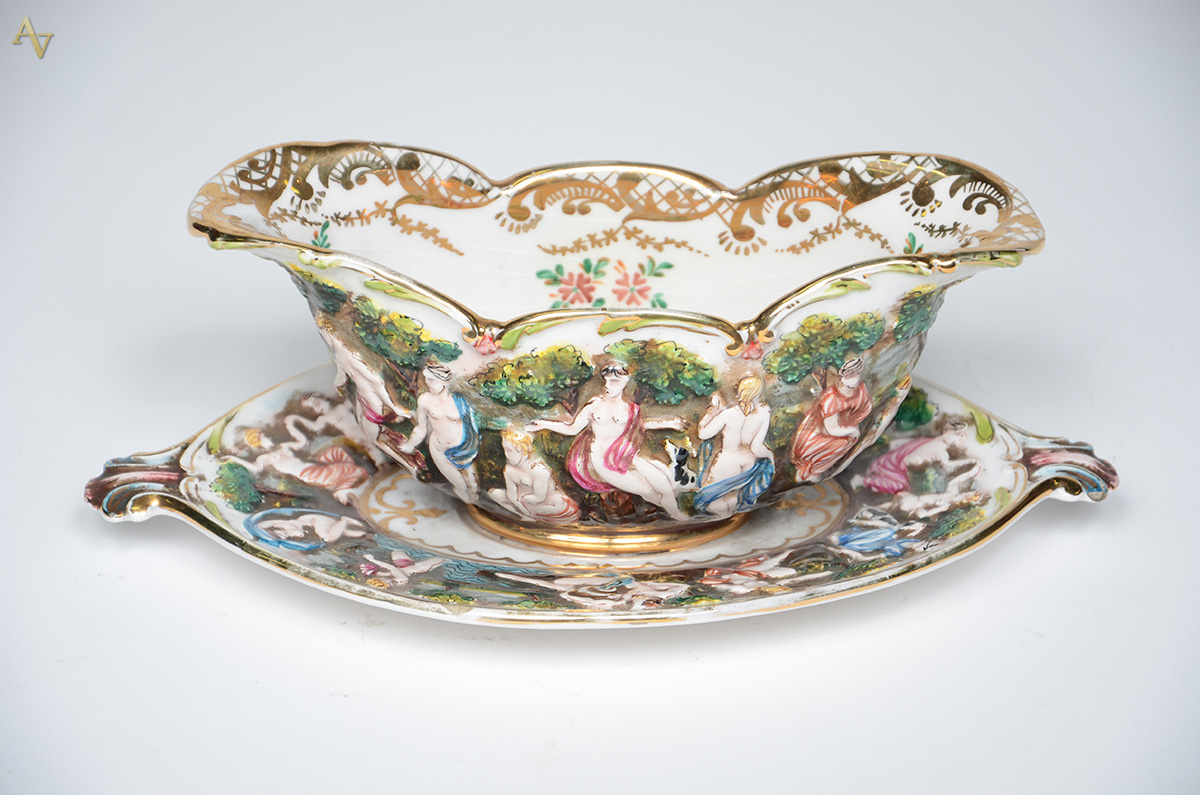 Molheira de porcelana italiana Capodimonte com figuras em relevo... - foto 2 de 2