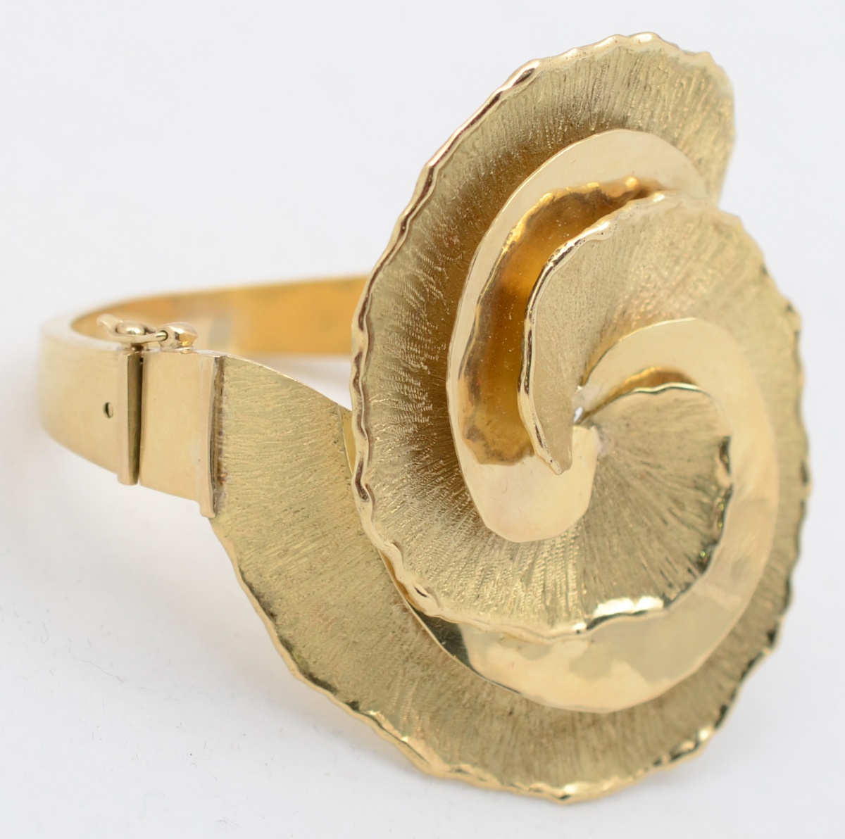 Bracelete em ouro amarelo 18 k feitio flor. Peso total 68,7 g. - foto 1 de 2