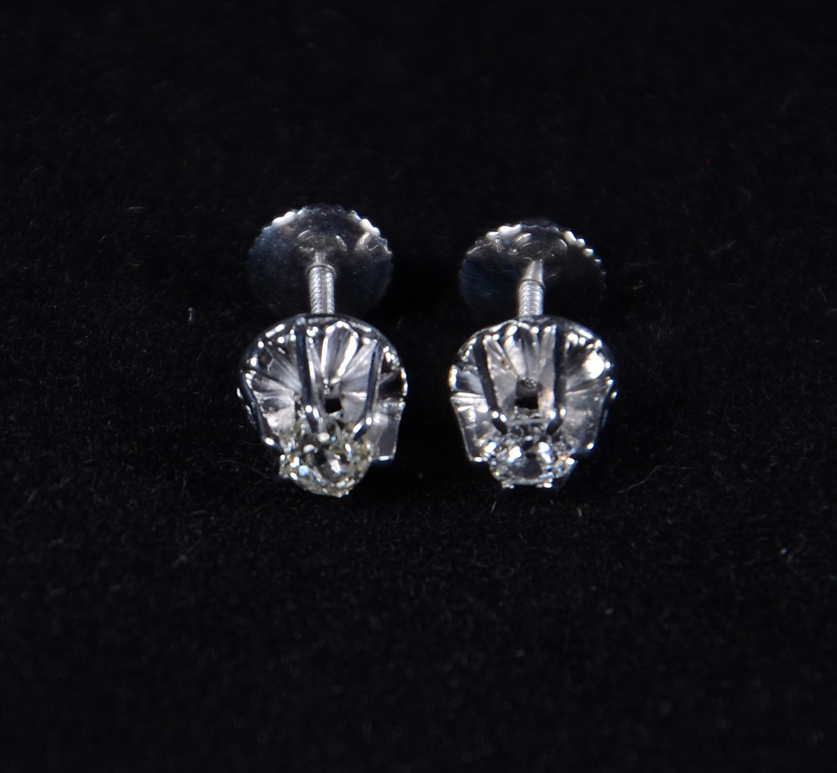 Par de brincos solitários com 0,40 carats de brilhantes. Peso Total...