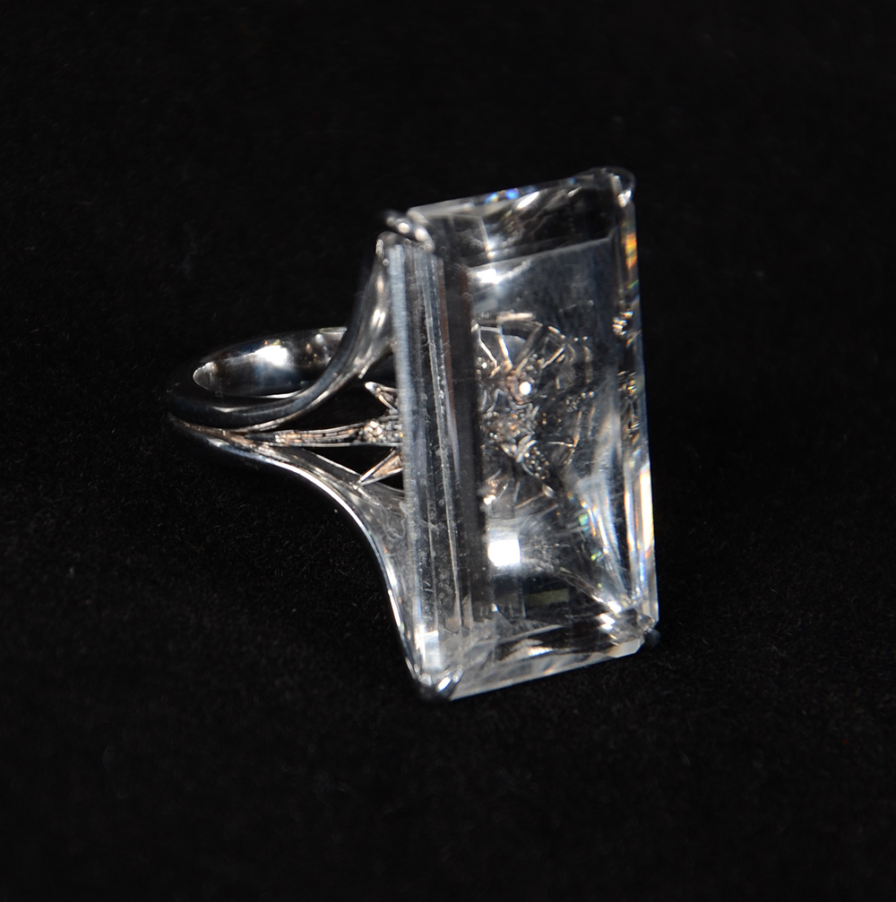 Anel modelo H. STERN em ouro branco 18 k com cristal transparente... - foto 1 de 3