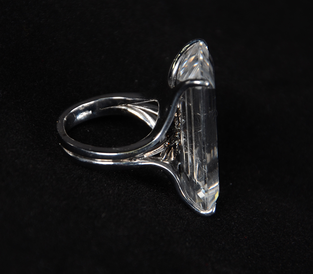 Anel modelo H. STERN em ouro branco 18 k com cristal transparente... - foto 3 de 3