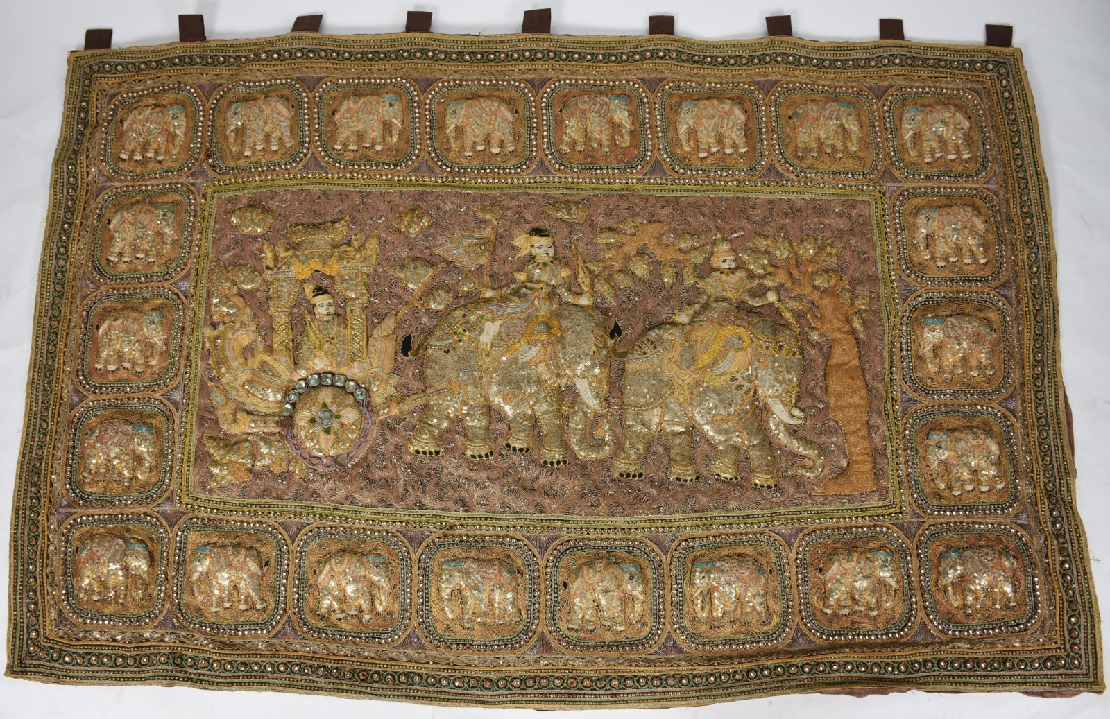 Tapeçaria oriental com figuras de elefantes em bordados com pedrarias. - foto 1 de 3