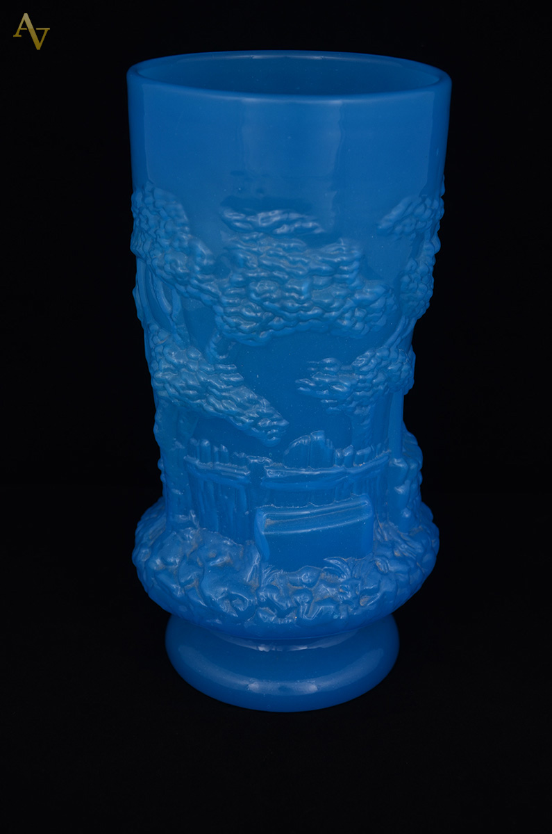 Vaso em opalina européia na cor azul turquesa, decoração em relevo... - foto 1 de 2