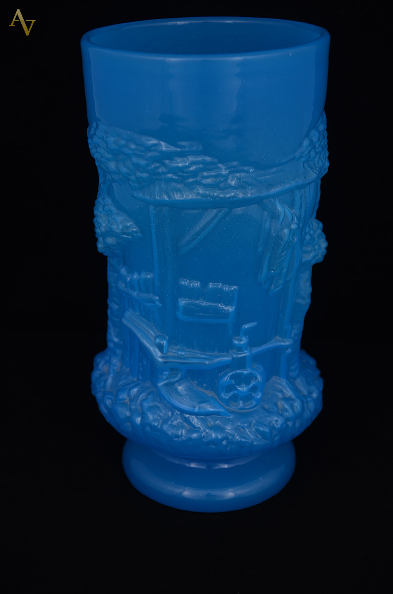 Vaso em opalina européia na cor azul turquesa, decoração em relevo... - foto 2 de 2