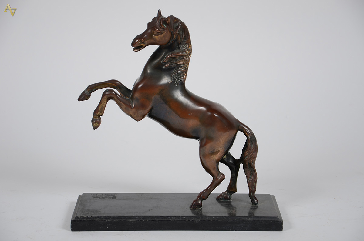 Escultura em petit bronze representando cavalo, base de mármore... - foto 1 de 2