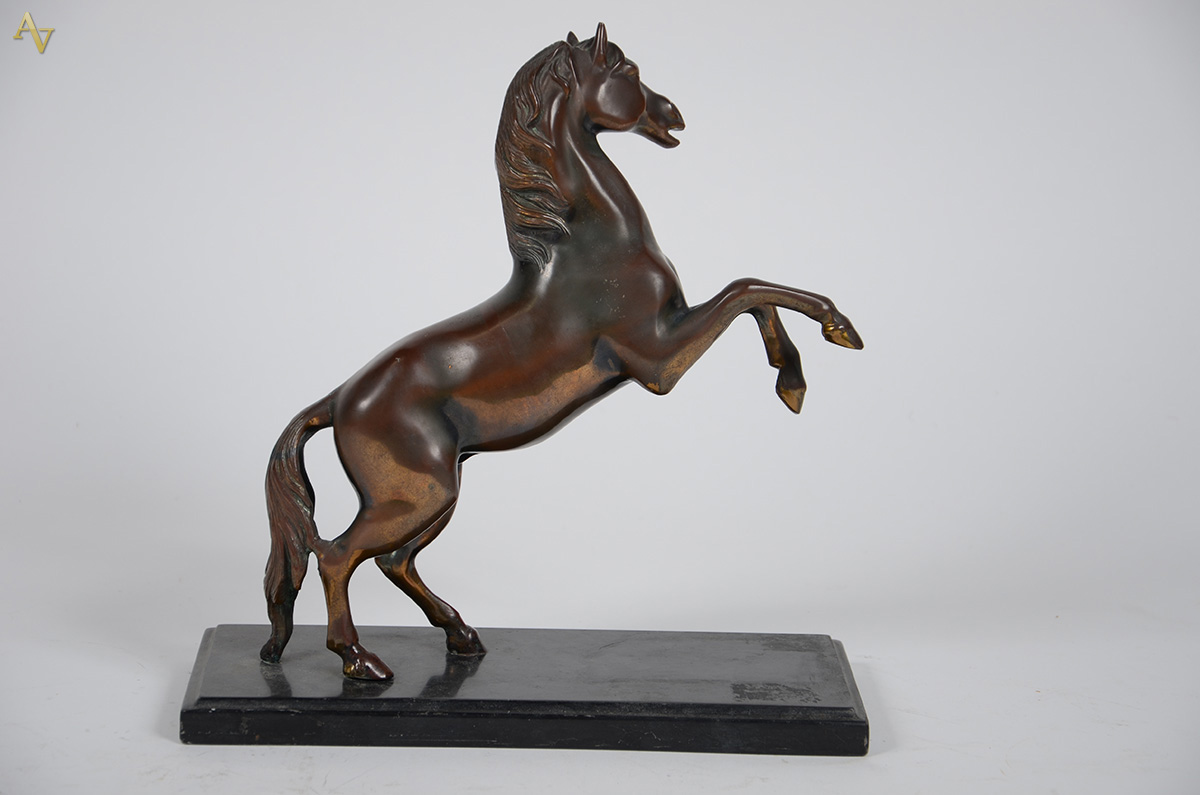 Escultura em petit bronze representando cavalo, base de mármore... - foto 2 de 2