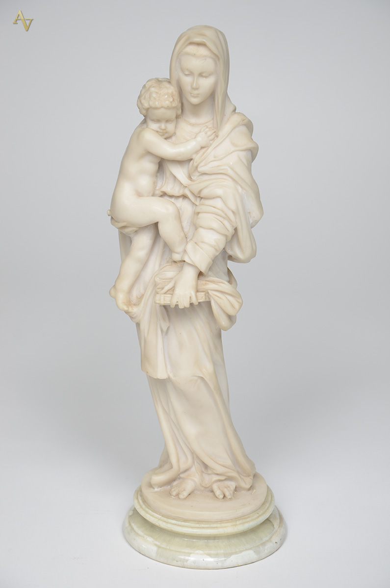 Estatueta de marmorite representando Santa. Altura 43 cm. - foto 1 de 2