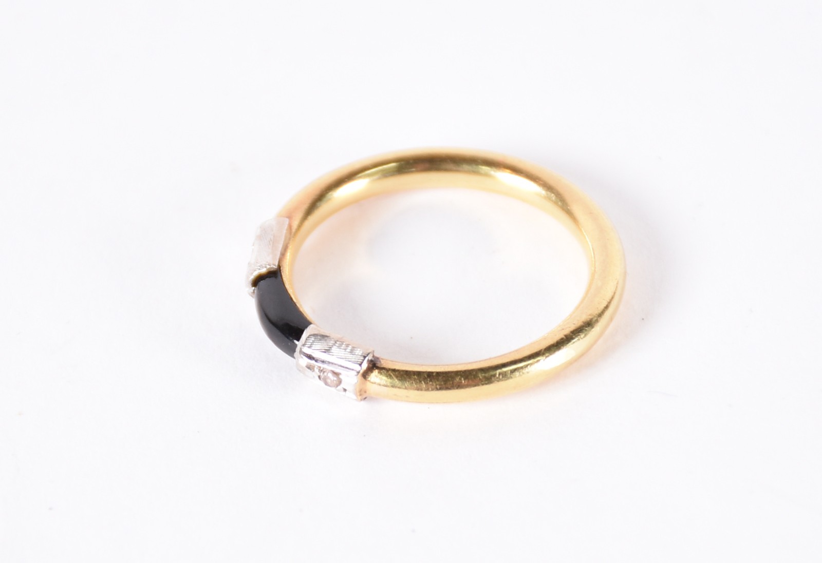 Anel de ouro 18 k com 2 pequenos brilhantes nas laterais, aro 18 (Por... - foto 2 de 3
