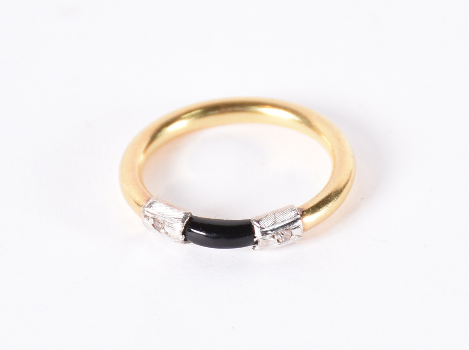 Anel de ouro 18 k com 2 pequenos brilhantes nas laterais, aro 18 (Por... - foto 1 de 3