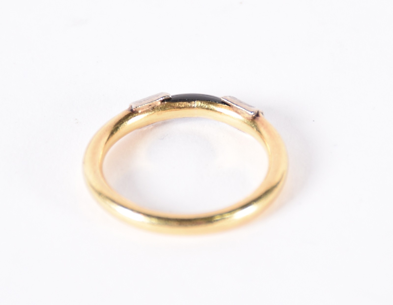 Anel de ouro 18 k com 2 pequenos brilhantes nas laterais, aro 18 (Por... - foto 3 de 3