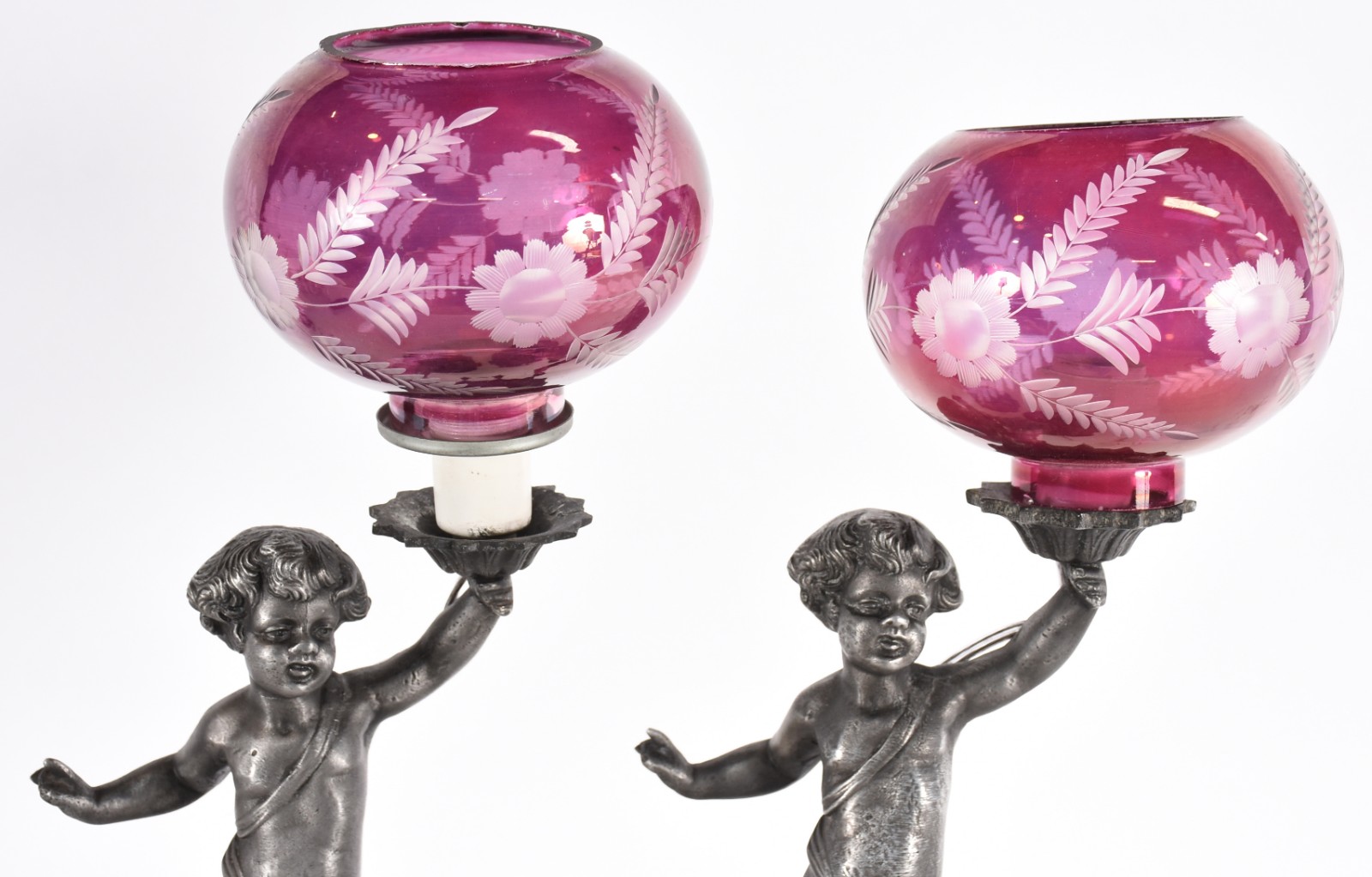 Par de abatjoures de metal representando Pucci, globo de vidro rosa... - foto 2 de 4
