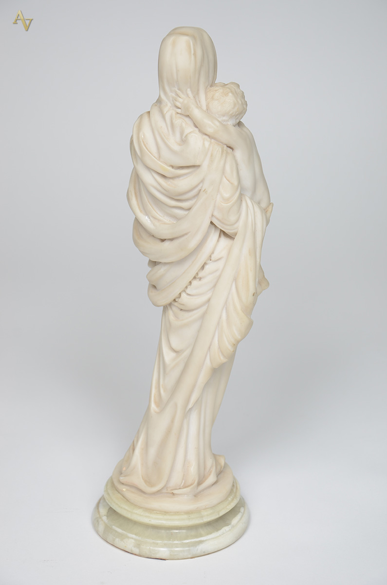 Estatueta de marmorite representando Santa. Altura 43 cm. - foto 2 de 2