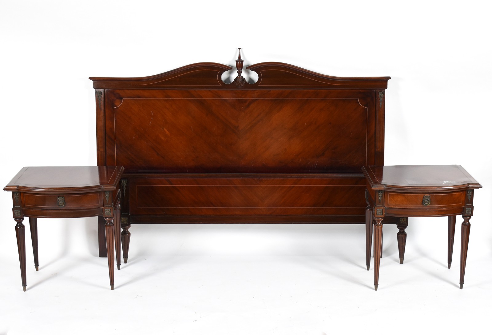 Conjunto de Cama de casal e par de mesinhas de cabeceira de madeira... - foto 1 de 10