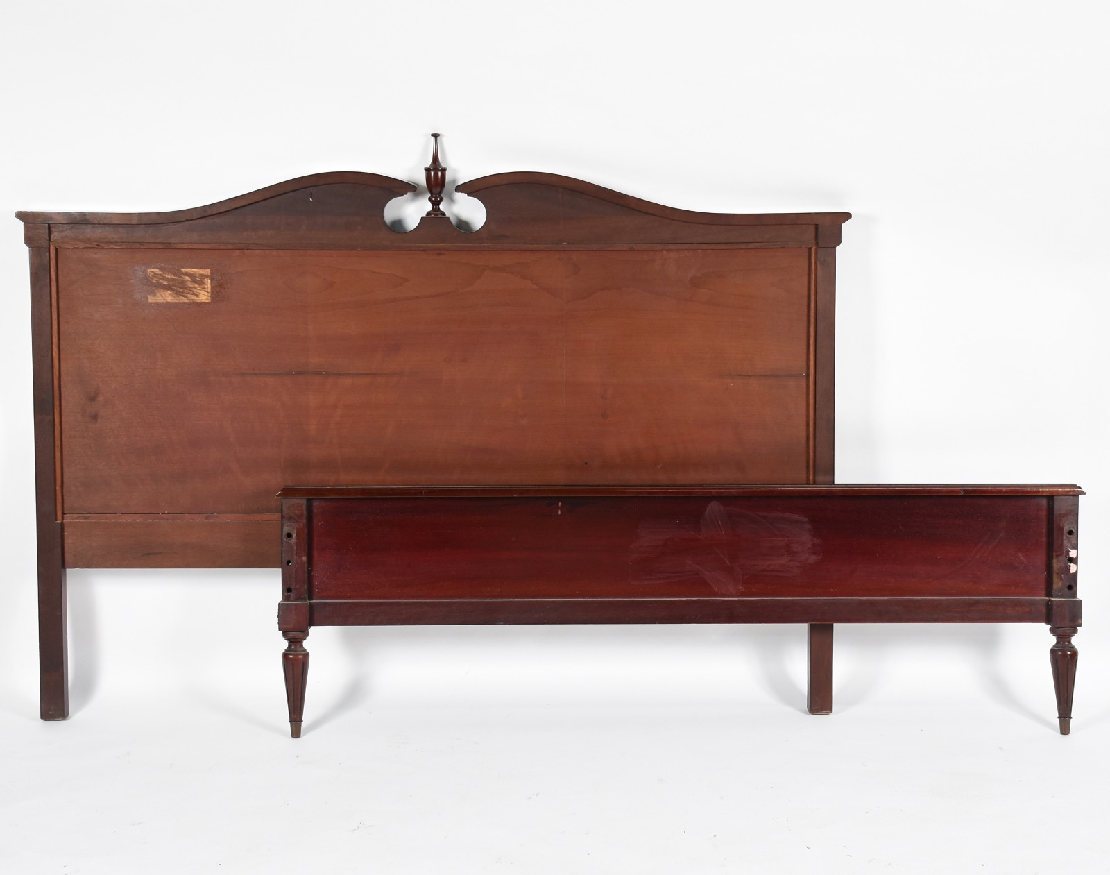Conjunto de Cama de casal e par de mesinhas de cabeceira de madeira... - foto 2 de 10