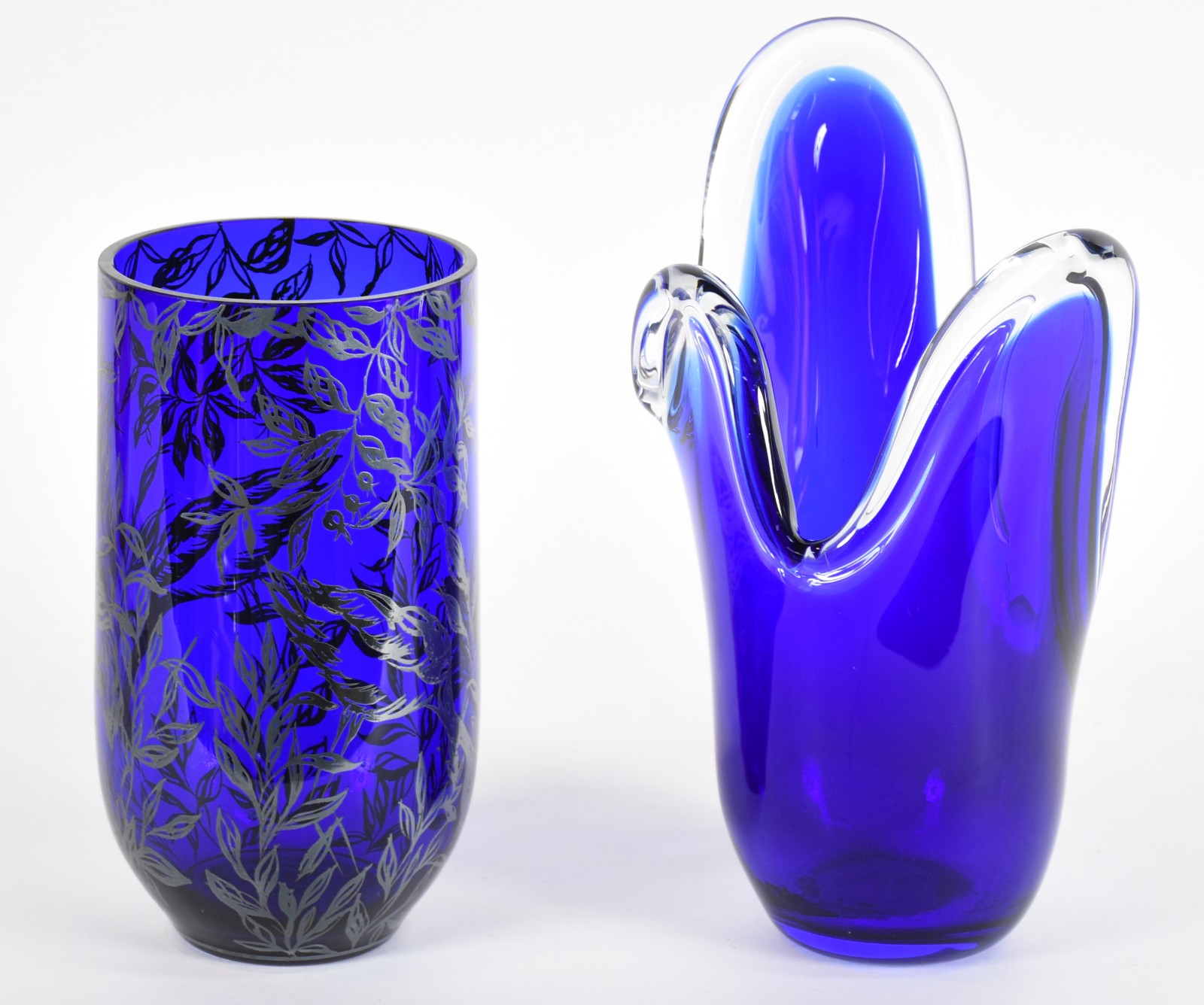 Dois vasos de vidro decorativo na cor azul. - foto 2 de 4