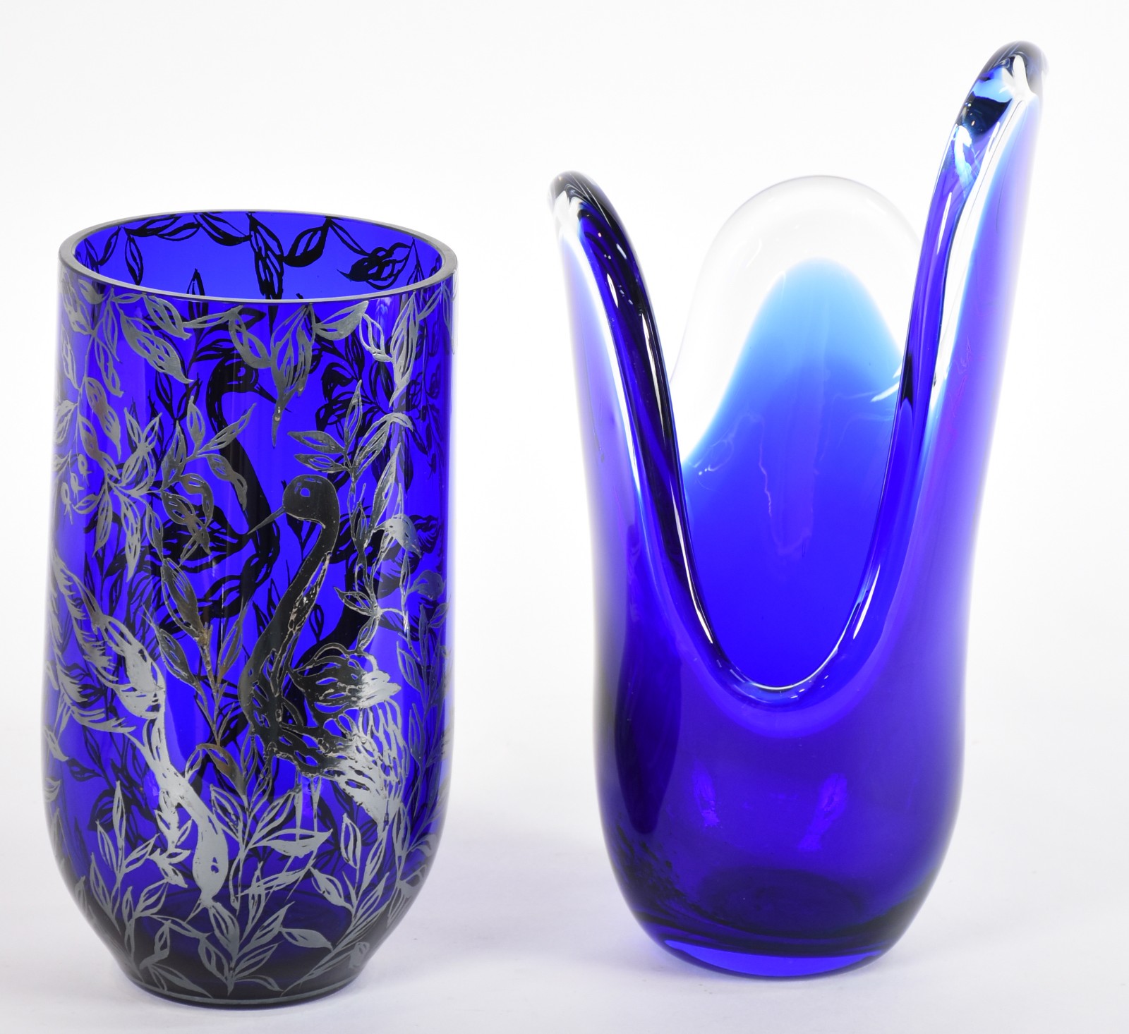 Dois vasos de vidro decorativo na cor azul. - foto 3 de 4