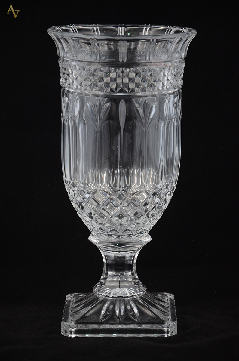 Vaso de cristal tcheco lapidado. Altura 32 cm.