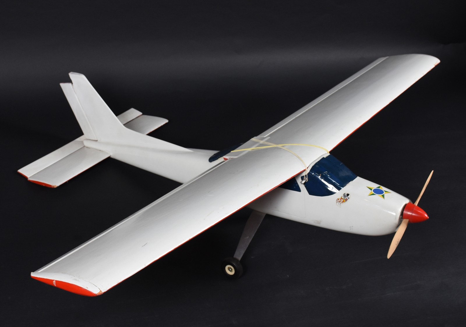 Avião para aeromodelismo, anos 70, de madeira e fibra policromada... - foto 1 de 8