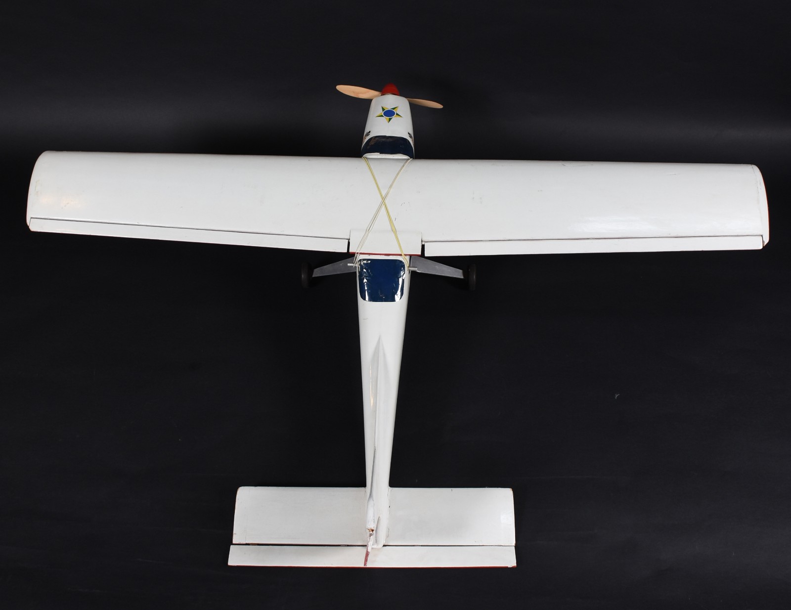 Avião para aeromodelismo, anos 70, de madeira e fibra policromada... - foto 6 de 8