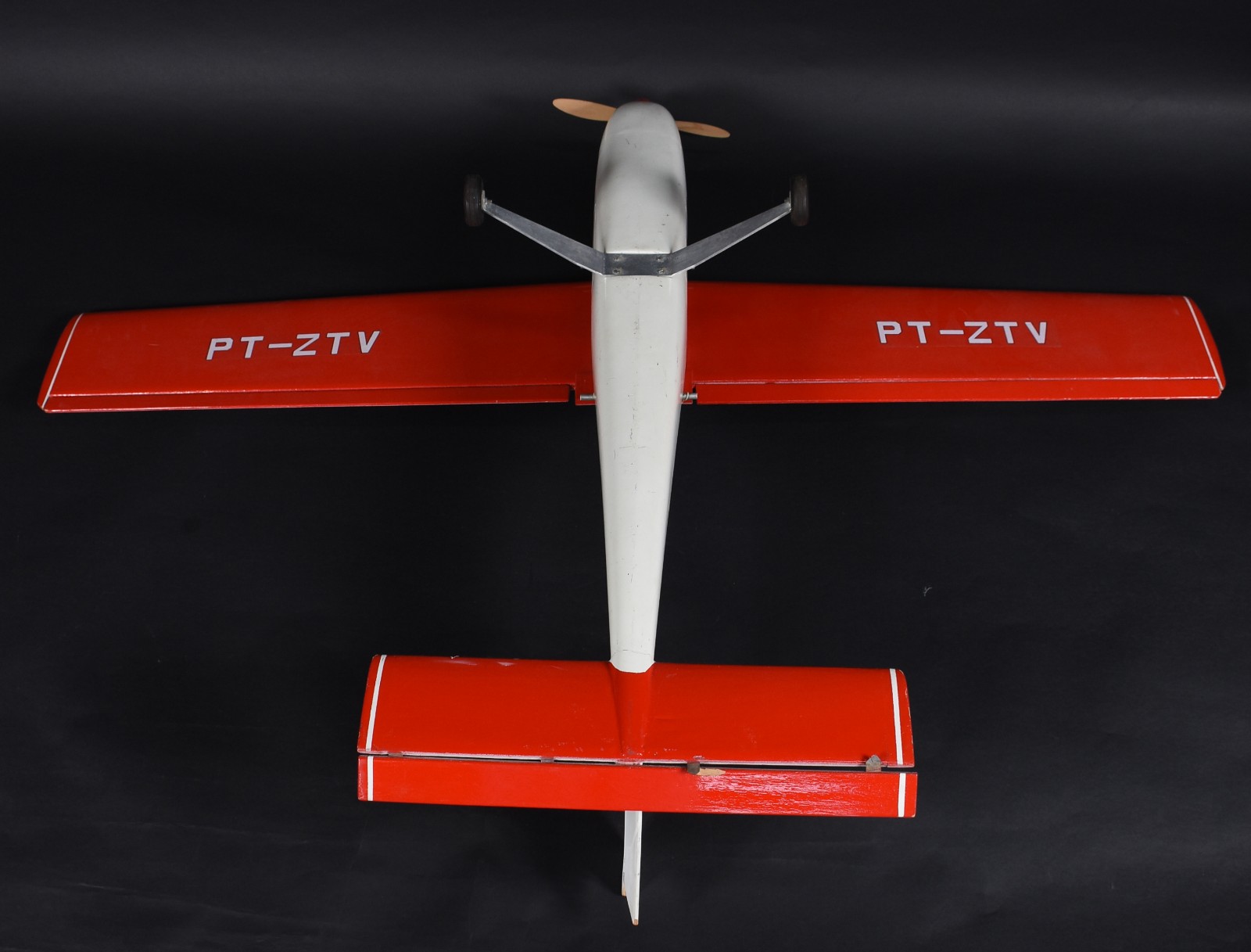 Avião para aeromodelismo, anos 70, de madeira e fibra policromada... - foto 7 de 8