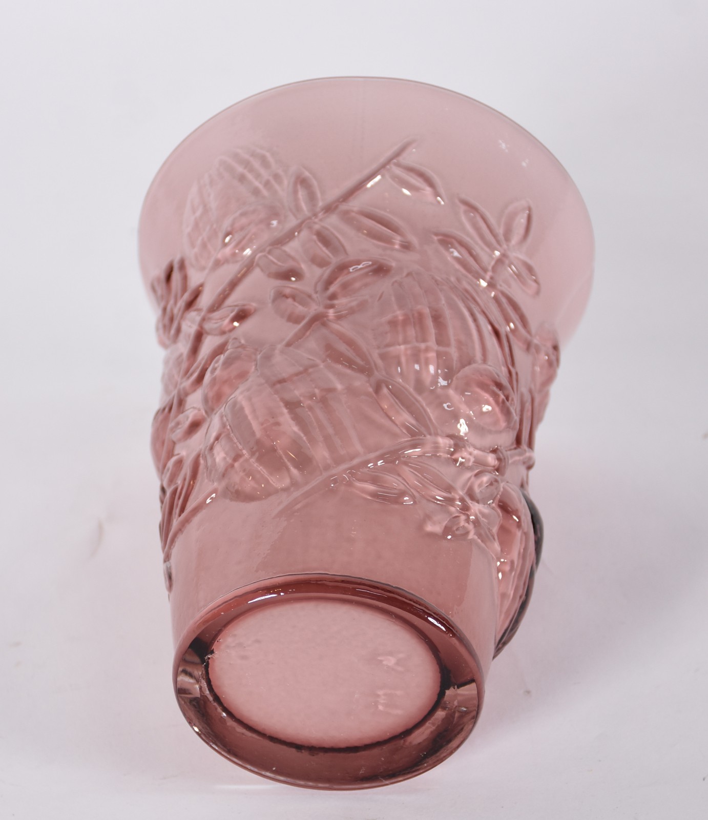 Vaso de vidro na cor lilás com folhagem e pássaro em relevo. - foto 2 de 2