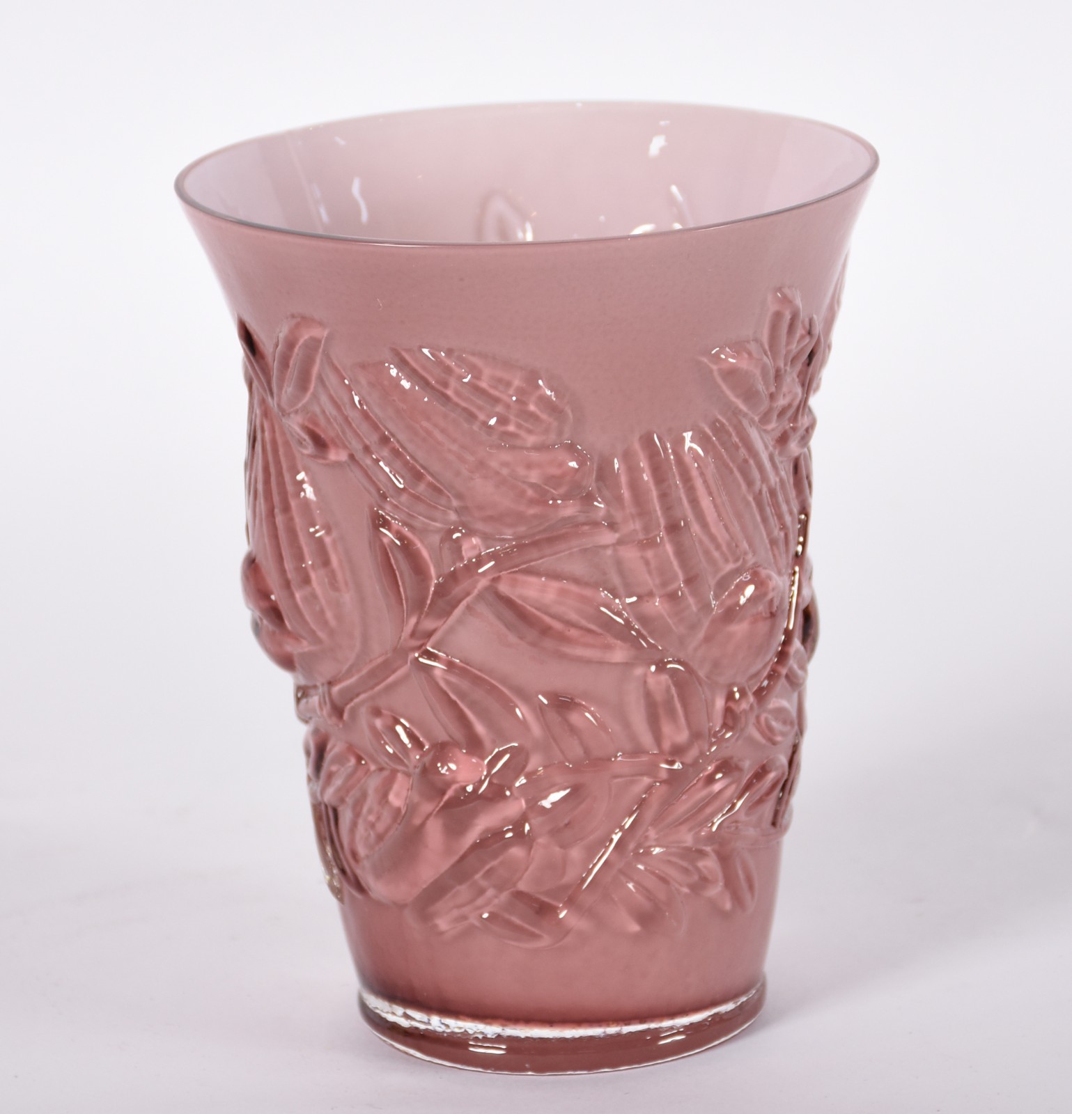 Vaso de vidro na cor lilás com folhagem e pássaro em relevo. - foto 1 de 2