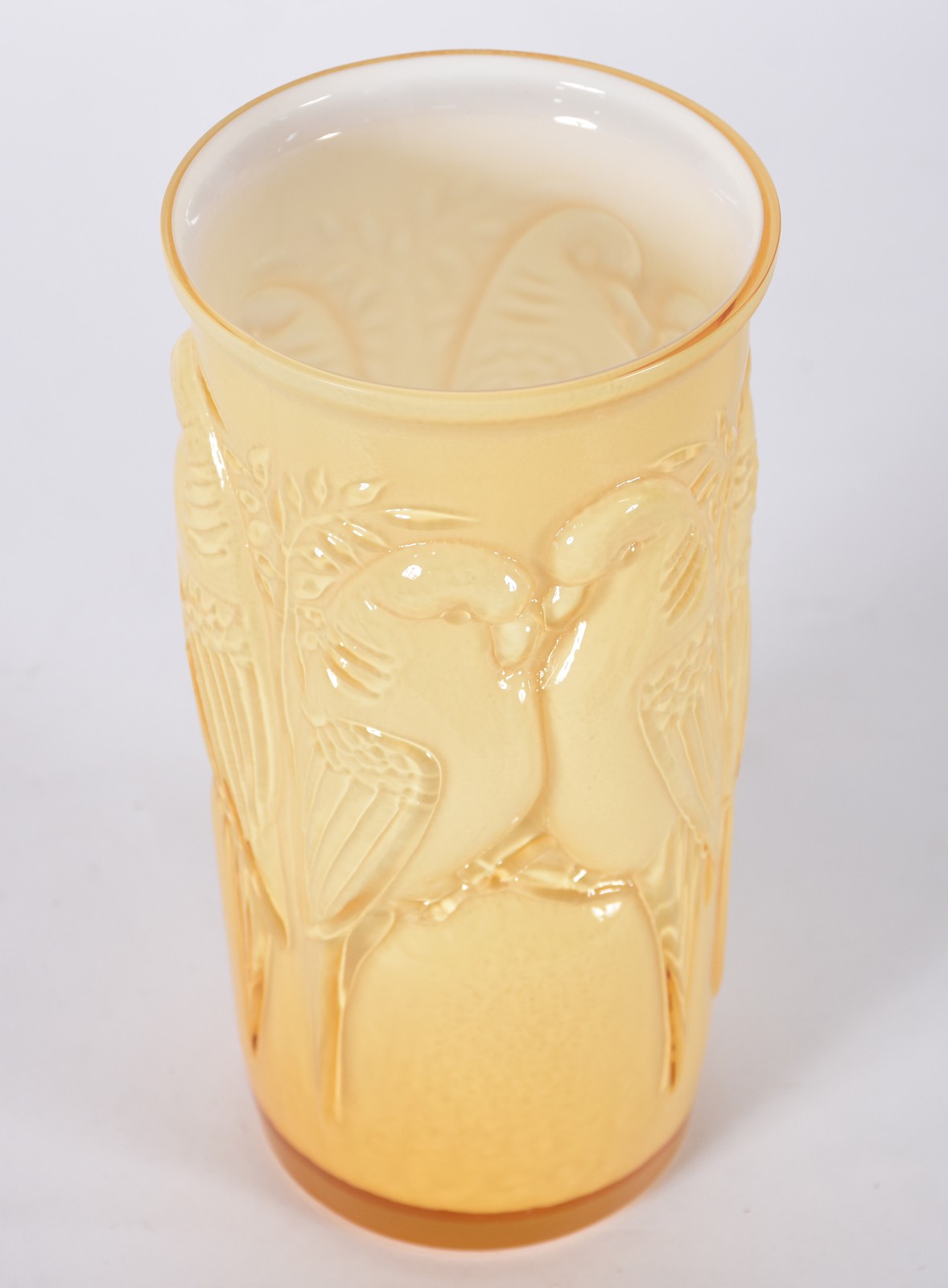 Vaso de vidro na cor amarelo com pássaro em relevo. - foto 2 de 3
