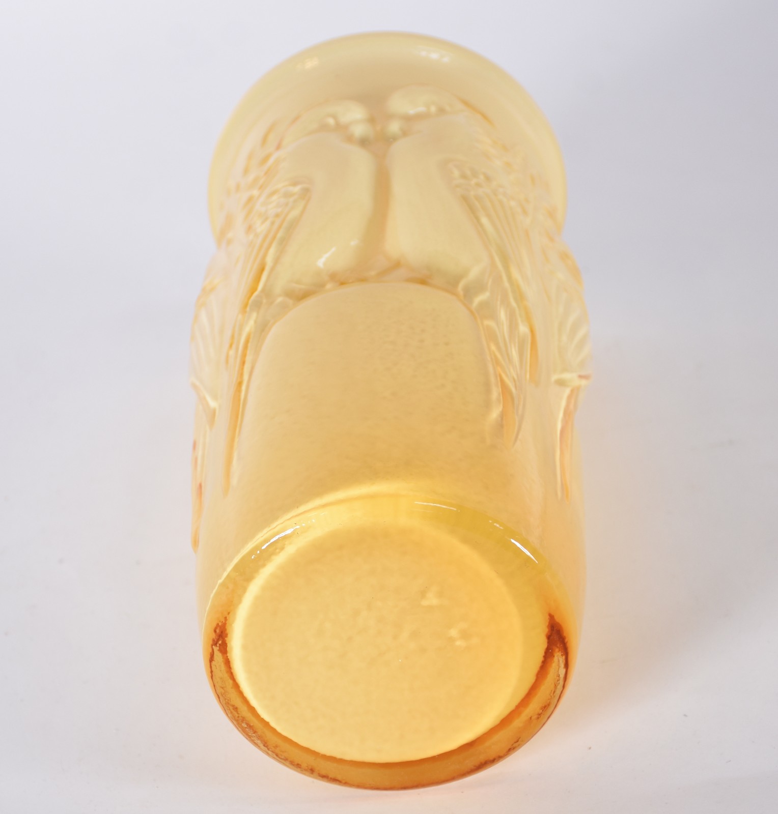 Vaso de vidro na cor amarelo com pássaro em relevo. - foto 3 de 3