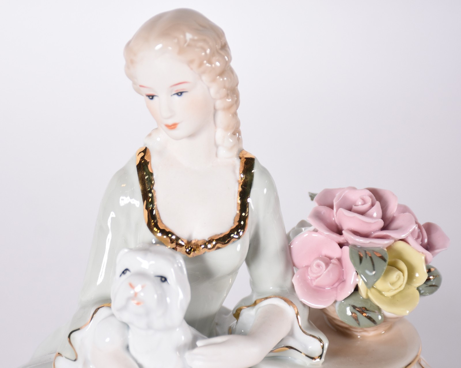 Estatueta de porcelana representando dama com cachorro. - foto 3 de 4