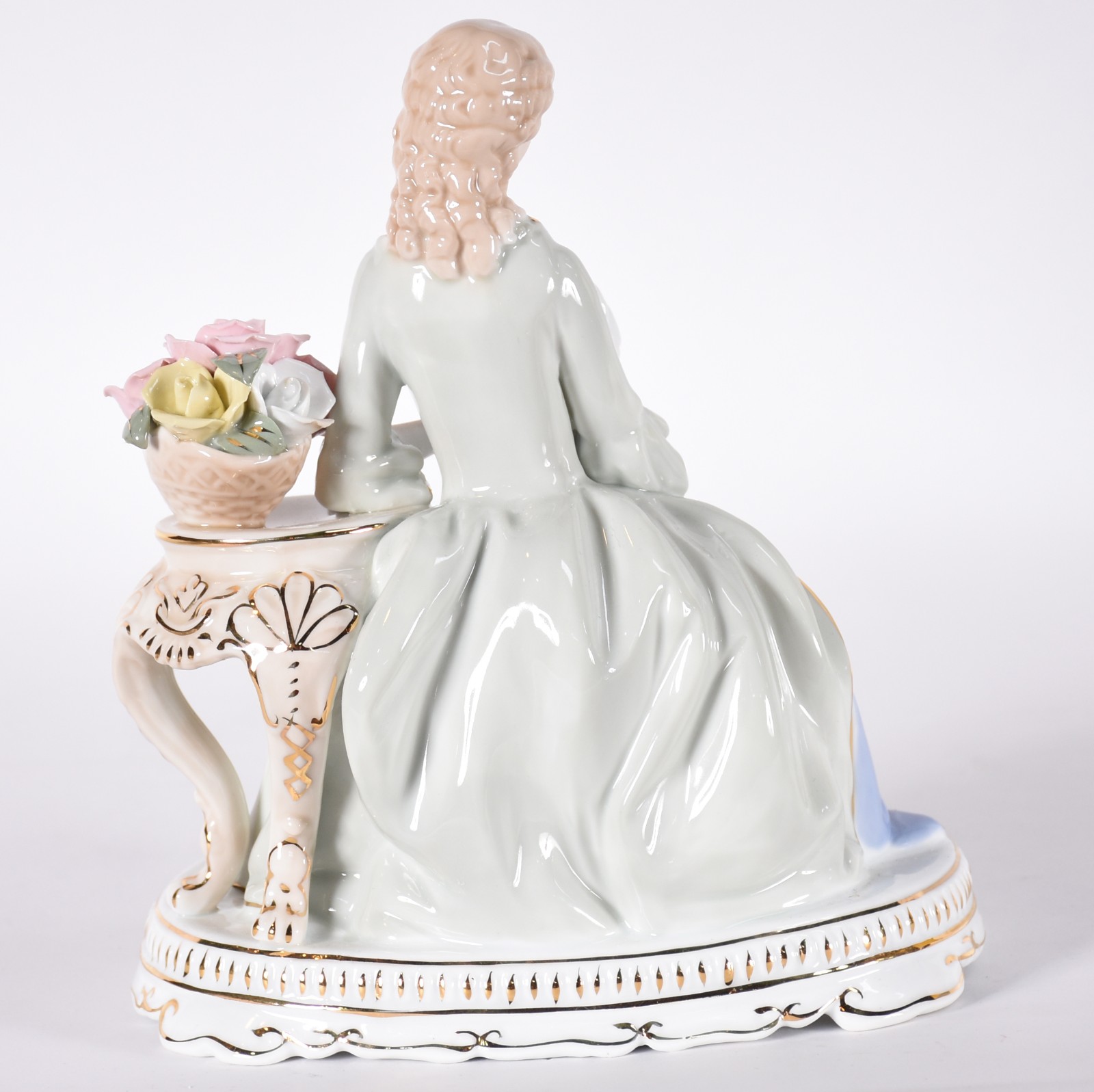 Estatueta de porcelana representando dama com cachorro. - foto 4 de 4