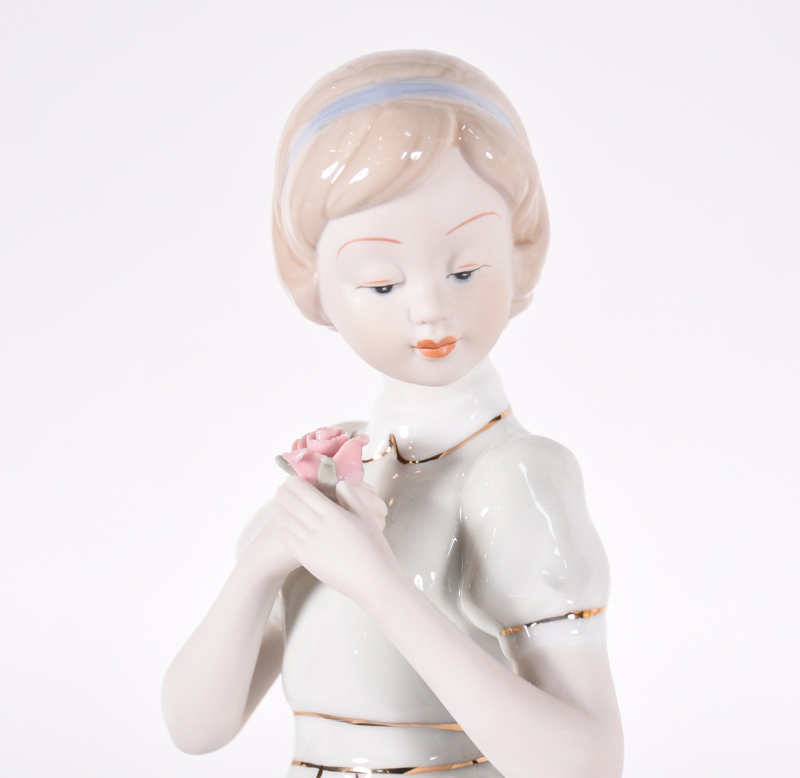 Estatueta de porcelana representando menina com rosa na mão. - foto 2 de 4