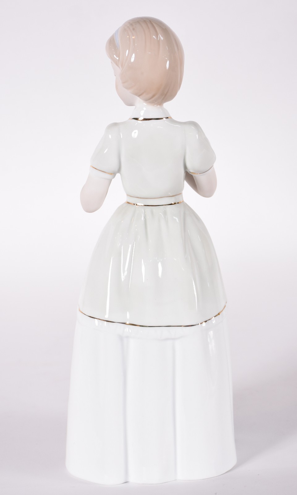 Estatueta de porcelana representando menina com rosa na mão. - foto 3 de 4