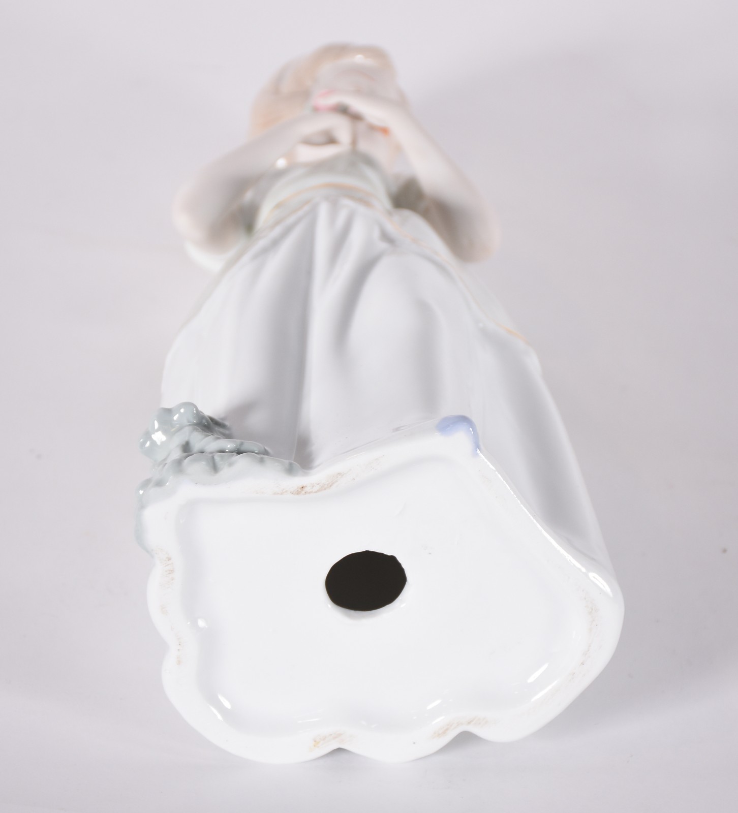 Estatueta de porcelana representando menina com rosa na mão. - foto 4 de 4