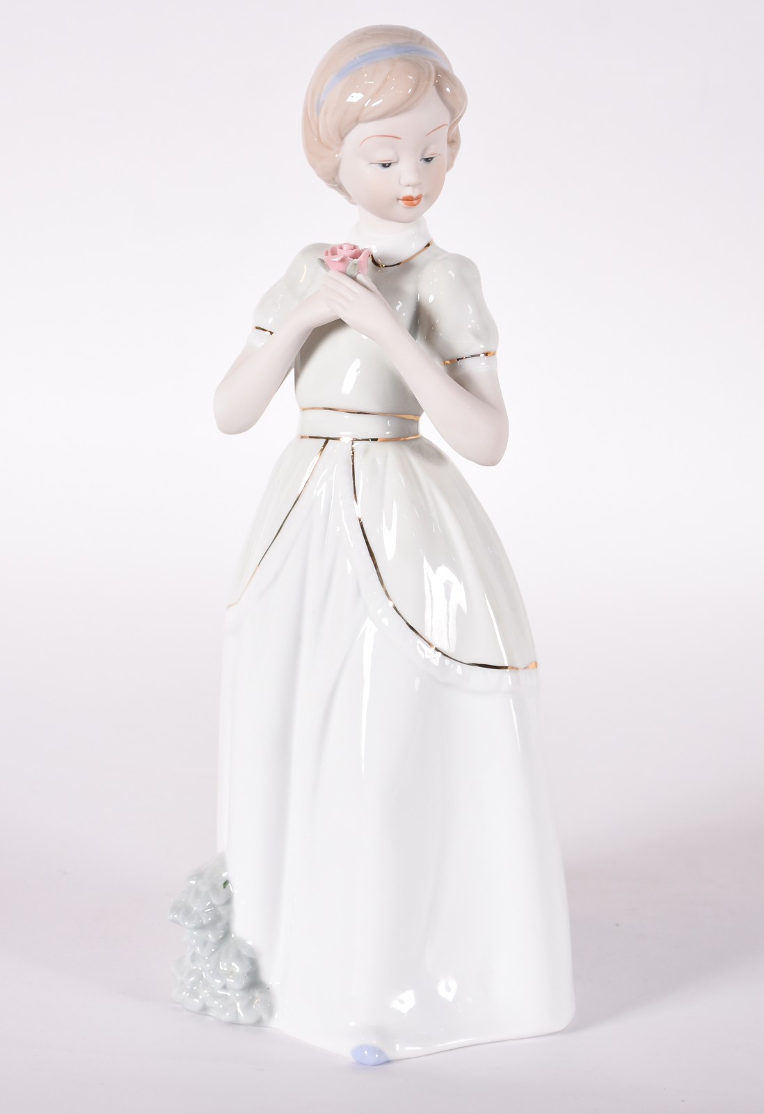 Estatueta de porcelana representando menina com rosa na mão. - foto 1 de 4