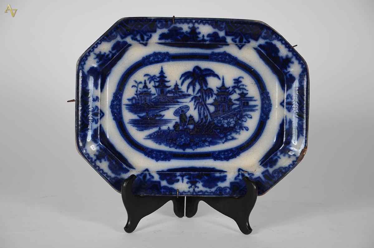 Travessa de faiança azul borrão feitio oitavado, med. 27 x 35 cm... - foto 1 de 2