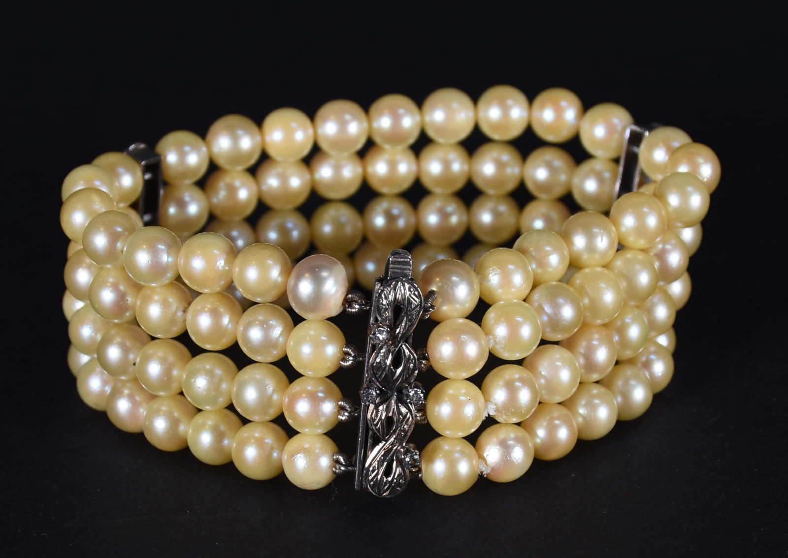 Pulseira de perola com 4 fileiras, divisórias de platina (Por motivos... - foto 1 de 3