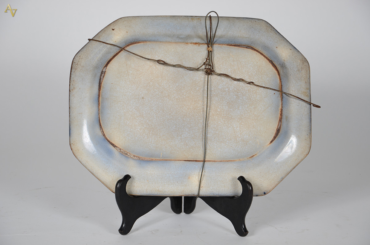 Travessa de faiança azul borrão feitio oitavado, med. 27 x 35 cm... - foto 2 de 2