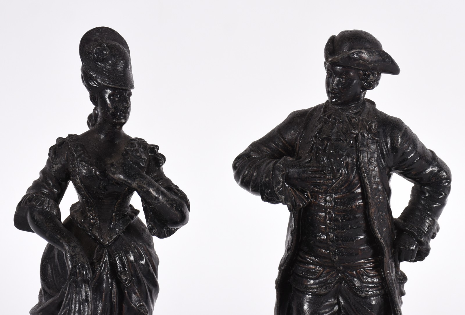 Par de estatuetas de petit bronze, representando casal de nobres... - foto 2 de 4