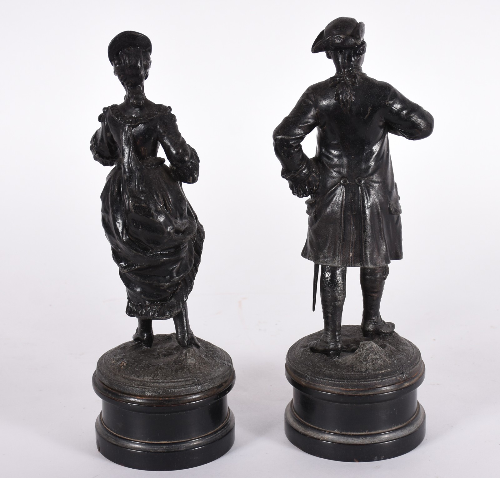 Par de estatuetas de petit bronze, representando casal de nobres... - foto 1 de 4