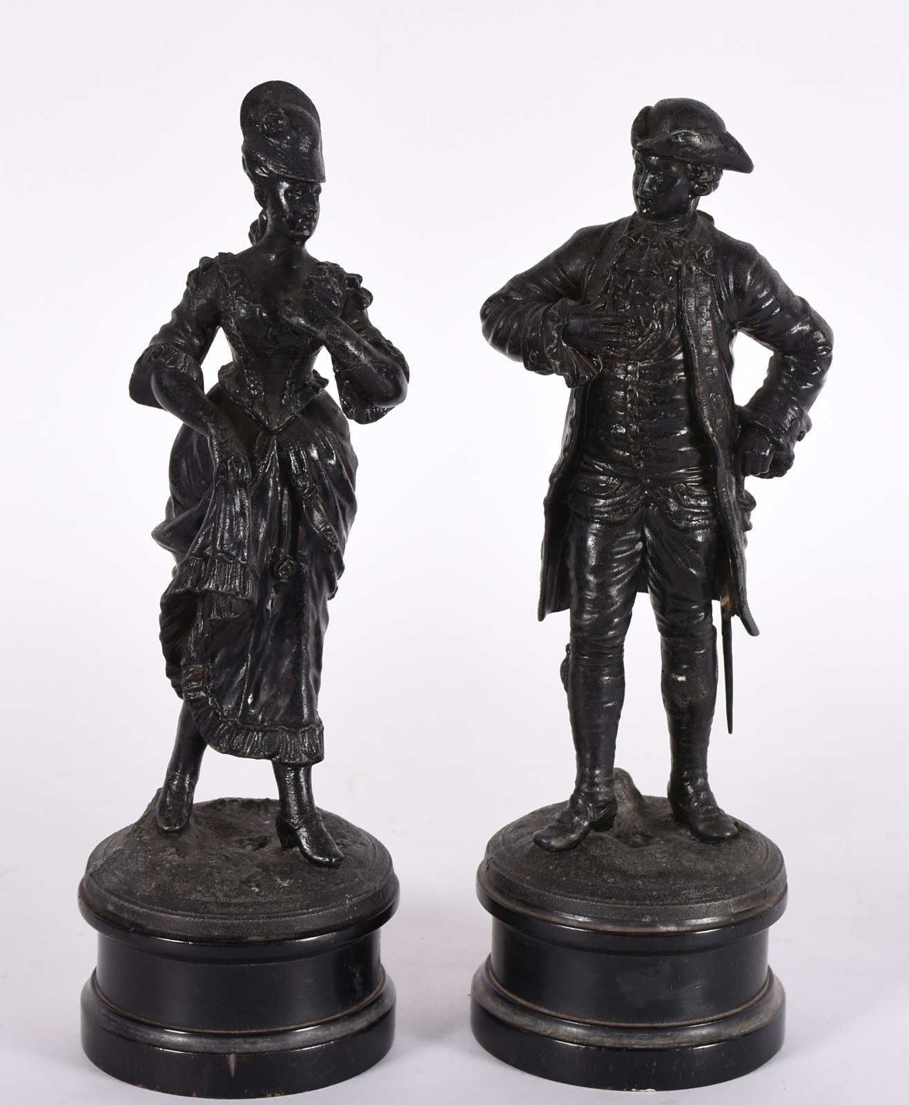 Par de estatuetas de petit bronze, representando casal de nobres... - foto 4 de 4