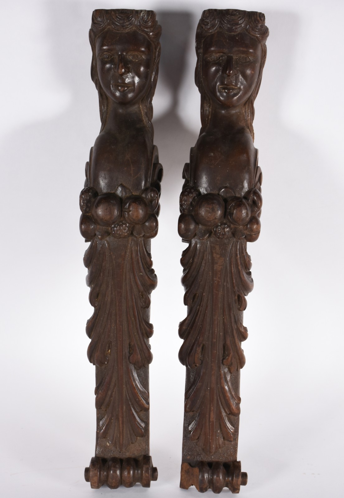 Dois fragmentos de madeira entalhada representando figuras femininas. - foto 1 de 4