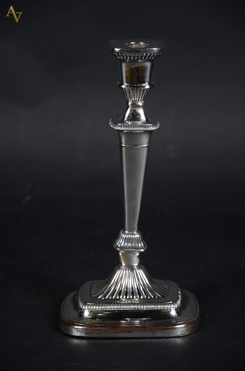 Castiçal em metal espessurado à prata. Altura: 31 cm