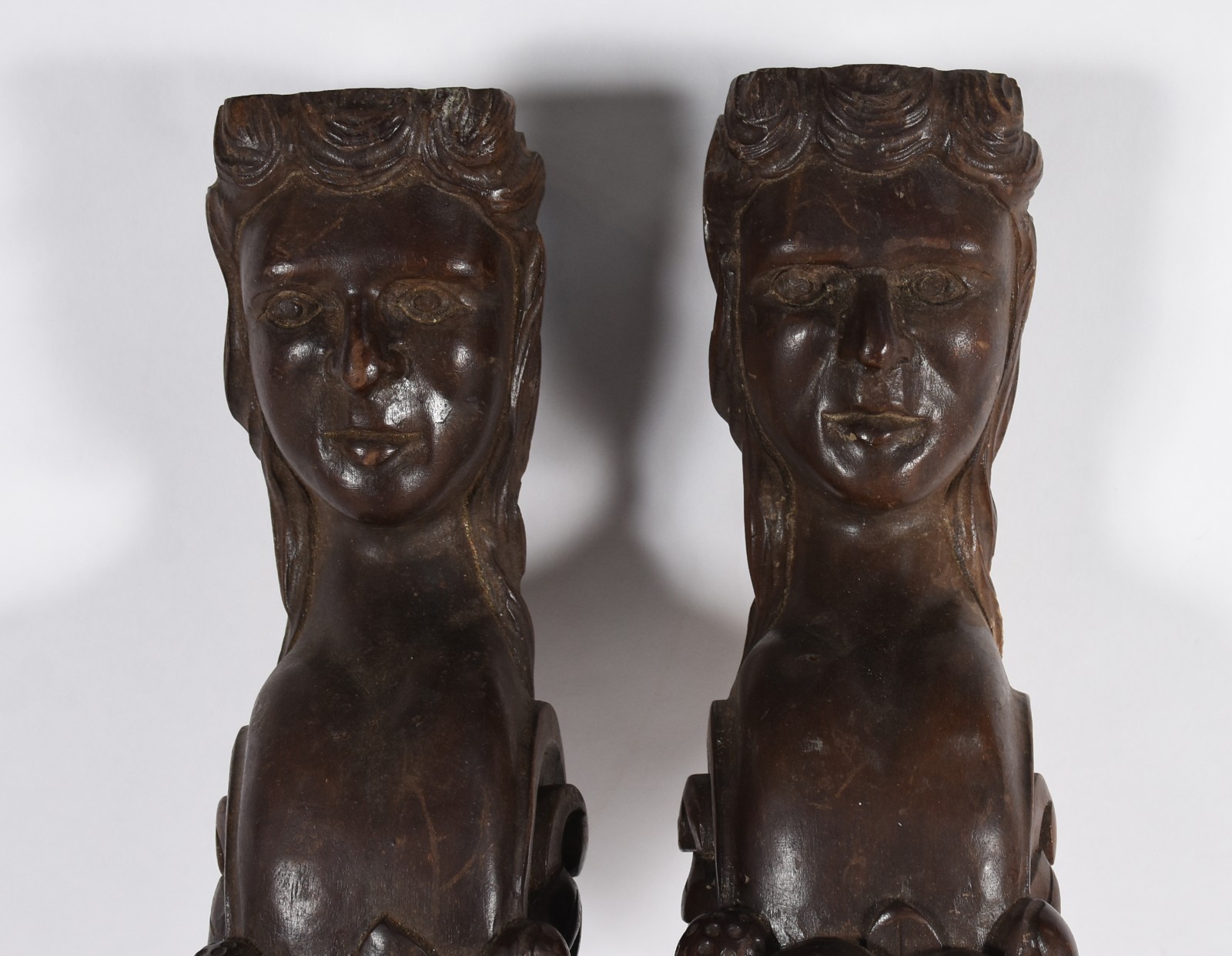 Dois fragmentos de madeira entalhada representando figuras femininas. - foto 4 de 4
