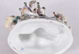 Meissen (1708),  - Grupo escultórico de porcelana alemã de Meissen representando casal de camponeses com ovelha, marca na base. Pequenas partes faltando como um dos pés,
