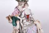 Meissen (1708),  - Grupo escultórico de porcelana alemã de Meissen representando casal de camponeses com ovelha, marca na base. Pequenas partes faltando como um dos pés,