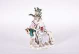 Meissen (1708),  - Grupo escultórico de porcelana alemã de Meissen representando casal de camponeses com ovelha, marca na base. Pequenas partes faltando como um dos pés,